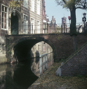 119260 Gezicht op de toegangsbrug van Paushuize (Kromme Nieuwegracht 49) te Utrecht.